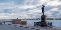 015_Sankt-Peterburg_Naberezhnaya_leytenanta_Shmidta_Pamyatnik_admiralu_IF_Kruzenshternu_Monument_to_Ivan_Kruzenshtern_at_Embankment_of_Lieutenant_Schm.jpg