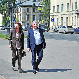 30.06.23. Место знакомое. Встреча - 50 лет поступления в Училище. Елена и Андрей Булгаковы.