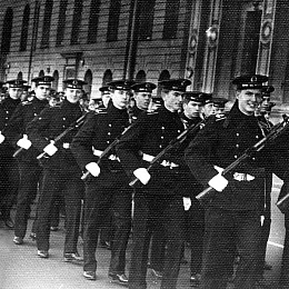 27.09.73. Приняли Присягу. Перехд с Марсового поля в Училище. Варпаховский 3 шеренга слева.