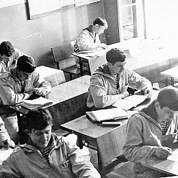1973. Арт корпус. В классе на сампо. Слева: Калекнников, Соколов, Коваленко, Панков, Кузин, Заярный, старшина класса - ст. 2 ст. Викулин