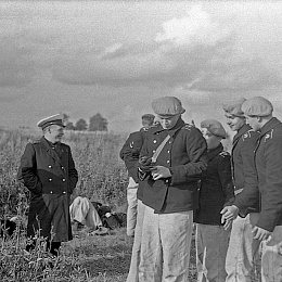 1974. Балтийск, практика в полку морской пехоты, привал на марш-броске. Слева: Лукашевич (спиной), Панков, Акимов, Самарин (командир нашей роты), Мезенов, Викулин, Калмыков, Соколов, Майоров.