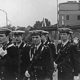 1975. Дорис Дурцев в составе роты почетного караула. Третий справа.
