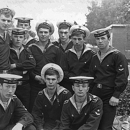 1974. Летняя практика. Где то на переходе из пункта А в пункт Б, судя по вещмешкам). Стоят:Соколов, Викулин,Сорокин,Шапрынский,Майоров,Славский,Каленников,присели-Филипцов,КОткин,Заярный.