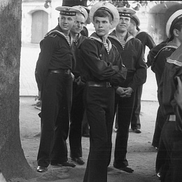 1974. г. Таллин. Последний поход крейсера &amp;amp;amp;amp;amp;amp;amp;quot;Киров&amp;amp;amp;amp;amp;amp;amp;quot;, а для нас первый... Экскурсия по городу. Слева: Щуренко, Фомичев, Коткин, Акимов, Шапрынский, Бажанов.