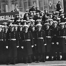 9.05.1986. Экипаж подводного крейсера К-245 после торжественного прохождения. Капитан 3 ранга Дурцев (девятый в первом ряду слева).