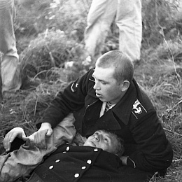 1974. Теперь откачивает, но по виду не понятно, кто кого.)