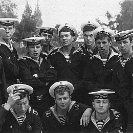 1974. Опять куда то двигаемся.Слева Панков, Сорокин, Викулин, Шуляр, Шапрынский, Майоров, Славский, Каленников, Кузин, присели - Филипцов, Соколов, Заярный.