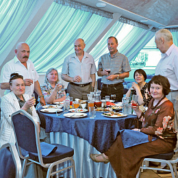 30.06.23. Клуб Честь имею. 2 тост. Офицеры стоя за любимых. Викулина Татьяна, Викулин Василий, Шуппа Наталья, Заярный Алексей, Иконников Андрей, Иконникова Ольга, Дубровская Галина, Филипцов Сергей.