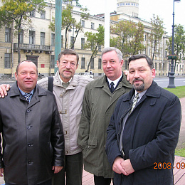2008. Санкт-Петербург. Встреча обнокашников 30 лет выпуска. У родного училища, почти в том же составе, когда изучали примудрости военно-морского дела на хоздворе.. Слева: Алютин, Дмитренко, Бажанов, Васильев.