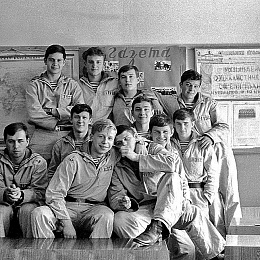 Апрель 1974. 113 класс. Арткорпус, классное помещение, весна..Слева: стоят - Калмыков, Соколов, Викулин, Коваленко, сидят - Каленников, Панков, Харин, Фролов, Заярный, Василенко, Кузин, остальные в Карауле).