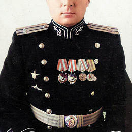 Капитан 2 ранга Мельников Михаил Дмитриевич в парадной форме.