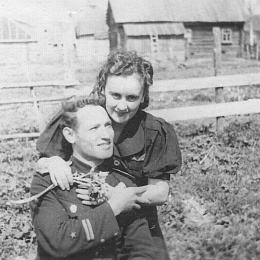 Ст. лейтенант Борис Абелевич (Алексеевич) Вайнер с супругой Кирой Александровной Пожидаевой в Новой Ладоге 9 июня 1944 г.