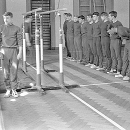 1975. 3 курс. Урок физподготовки. На переднем плане Фролов, у брусьев Федоров, Строй, слева: Заярный, Иконников, Харин, Коваленко, Каленников, Коткин, Рогов, Шуляр, Сорокин, Акимов