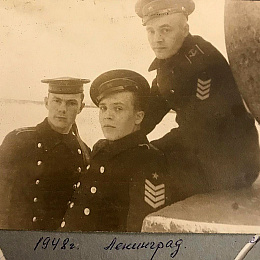1948 год. В увольнении на стрелке Васильевского острова. 3-4 курс.
