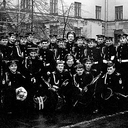 1976. Москва. Домой. Слева:Дмитриев,3 фак,Панков,Аким,Калмык,Важак,Шланг,Славка,Кеша, Саня,Сокол,Котяра,Вячик,Лёха, Влера,Грузин,Кузя, присели - Серый,Кузен,Шура,Харсон,Майкл,Старый,Майор.
