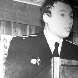 На трибуне командир гидрографической партии - Туровцев Олег Николаевич.
