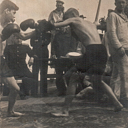 1949 год, июнь, бой на учебном корабле, Коткин - слева.