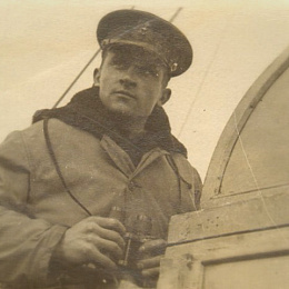 Старший лейтенант Лях Б.М. на мостике «МО-429». Северный флот, 1943 г.