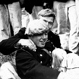 1974. Балтийск. ПМП. Марш-бросок на полигон. Вася Викулин и Серега Дмитриев.