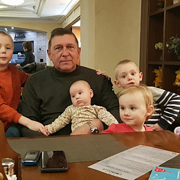 Дед с внуками.
