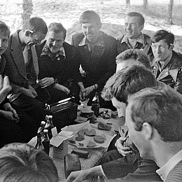 1977. Первый день отпуска. Пляж ласковый. Слева: Поспелов, Харин, Сорокин, Акимов, Василенко, Кузин, Панков