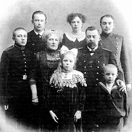 Контр-адмирал Римский-Корсаков П.В. с женой и детьми. 1-й ряд: Милица и Олег. 2-й ряд: Андрей, мария Григорьевна и Петр Воинович. 3-й ряд: Воин, Мария и Григорий Римские-Корсаковы. СПб. 1913.