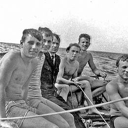 1976. Финский залив. Шлюпочно-катерная практика (любимая). На яле под парусами, слева: Славский, Иконников, Преподаватель, Викулин - шкотовый, Соколов - рулевой, Данишевский - шкотовый.