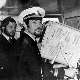 1978 г. ГиСу "Марс", выходим в Баренцево море из Кольского залива. Лёша Тартаковский (30 СГЭ) за РЛС, Серёжа Тимофеев за телеграфом.