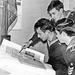 1976. Училище. Где то, что то связано с партпалит работой, сидим с умным видом. Петр Варпаховский стоит, в центре сидит Андрей Соколов, на ближнем плане Вячеслав Коваленко.