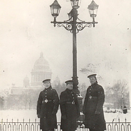 Г.И. Белокопытов (слева) с однокурсниками. Ленинград, конец 1930-х - начало 1940-х гг.