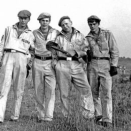 1974. Балтийск. ПМП. Одна лопата на четверых, те же, что и с гранатой.)