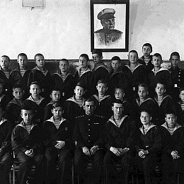 5 класс, 1 взвод, 6-я рота фотографировались после киносъемки в кинофильме "Счастливого плавания". 16.05.1948. Слева направо: В первом ряду: Орлов (не окончил), Зимин (не окончил, бабушку привлекли по "ленинградскому делу&qu