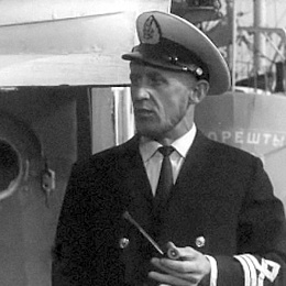 М. Толкачёв в роли капитана в х/ф "Девочка и буксир"  (1965).