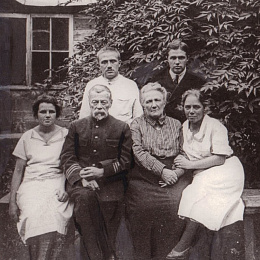 Командир РККФ Римский-Корсаков П.В. в кругу семьи. Начало 1920-х.