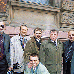 2003. Встреча - 25 лет выпуска. ГУНиО. Слева: Захаров, Селиванов, Булгаков, Бажанов, Заярный, присел - Лукашевич.