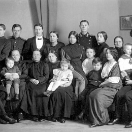 Семья Сергеевых, 1913 г., г. Вятка. Михаил Сергеев стоит второй слева. У Михаила были братья Борис, Владимир, Олег, Мстислав, Лев, и сестры Александра, Ольга, Надежда, Вера, Мария, Татьяна.