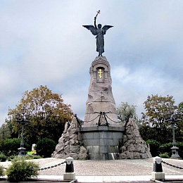 Памятник броненосцу «Русалка» в парке Кадриорг (Таллин). Скульптор Амандус Адамсон. Посвящён 177 морякам Российского императорского флота, погибшим на БР «Русалка» 7 сентября 1893 г. Открыт и освящён 7 сентября 1902 г,