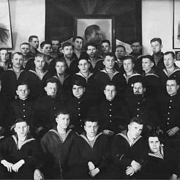 Экипаж ПЛ "Ш-401". Чаплин Г.М. крайний справа во 2-м ряду. 1941 г.