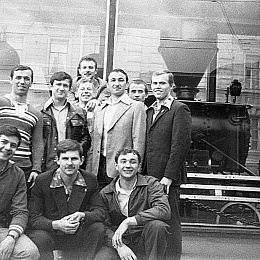 1977. Финляндский вокзал. Первый день отпуска после 4 курса - пробный день выпуска)) Сидят слева: Калмыков, Василенко, Заярный. Стоят слева: Каленников, Панков, Харин, Соколов, Поспелов, Кузин, Акимов.