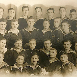 1946 год. Курсанты ВВМУ им. Фрунзе, 2 курс. 4 ряд, 4 слева - Иконников.