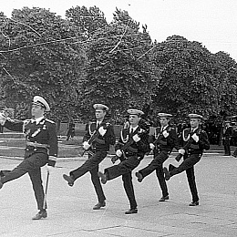1975. Ленинград. Пискаревское кладбище, рота почетного караула - Прохоров, Крутов, Бажанов, Акимов, смена караула.