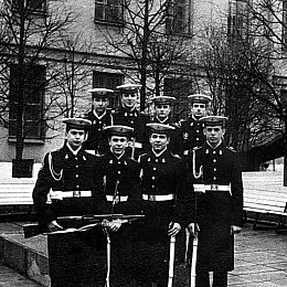 1975. Минный двор. Куда то едим на мероприятие. Слева: дальний ряд - Варпаховский, Соколов, Прохоров, Каргин, ближний ряд - Новожилов, Коткин, Шапрынский, Сорокин.
