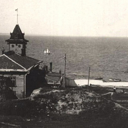 16 ноября 1903 г., в день 25-летия служебно-административной деятельности начальника порта В.П. Перелешина, было совершено освящение и открытие на Ланжероне морской Спасательной станции его имени.