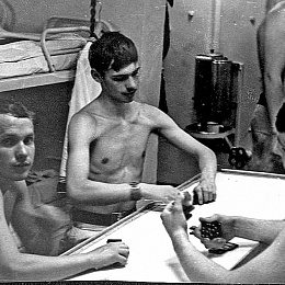 1975. Борт УК &amp;amp;amp;quot;Бородино&amp;amp;amp;quot;. Игра в &amp;amp;amp;quot;козла&amp;amp;amp;quot; - неотъемленная часть морской практики. Слева: Алютин, Потехин Степанов А.