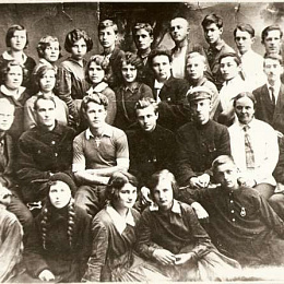Выпускники средней школы №5 г. Бежецк. 1935 г. Анатолий Дудин 3-й справа в 3-м ряду.