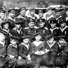 Бессонов Г.И. Воспитанники школы юнг Северного морского пароходства со своими наставниками на корабле "ТЩ-910" после вручения наград. 1945 год.