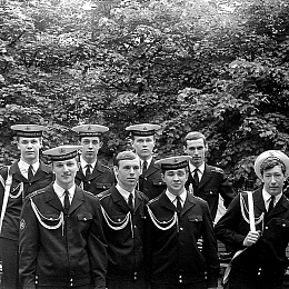 1975. Минный двор. Готовимся к торжественному мероприятию в составе роты почетного караула Ленинградского ВО. Слева: Коткин, Соколов, Бажанов, Сорокин, Акимов, Заярный, Шуляр, Филипцов.