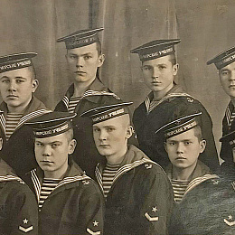 1945 год. Курсанты ВВМУ им. Фрунзе. 1 курс. Второй ряд, второй слева - Иконников.