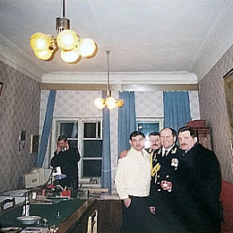 25.01.2001. Празднование 300-летия училища. Кабинет начальника 3 факультета. Слева: Сергей Руденко, Валерий Славский, далее двоих пропускаем, Михаил Фролов, Сергей Акимов и Алексей Буриличев.