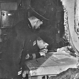1945-50-е годы. Прокладка тральных галсов по минным плям на ведущем тральщике. Командир отдельной гидрографической партии Викман Виктор Фридрихович за прокладкой галсов по РНС "Координатор".